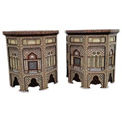 Paire de grandes et grandes tables orientales à piédestal en marqueterie, 20ème siècle