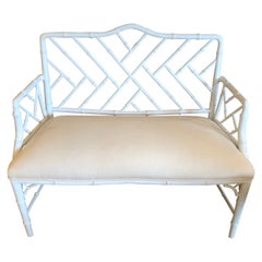 Loveseat Settee Clásico de Bambú Pintado de Blanco Estilo Chippendale