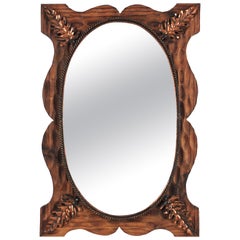 Specchio smerlato coloniale spagnolo in Wood intagliato con foglie di metallo color rame