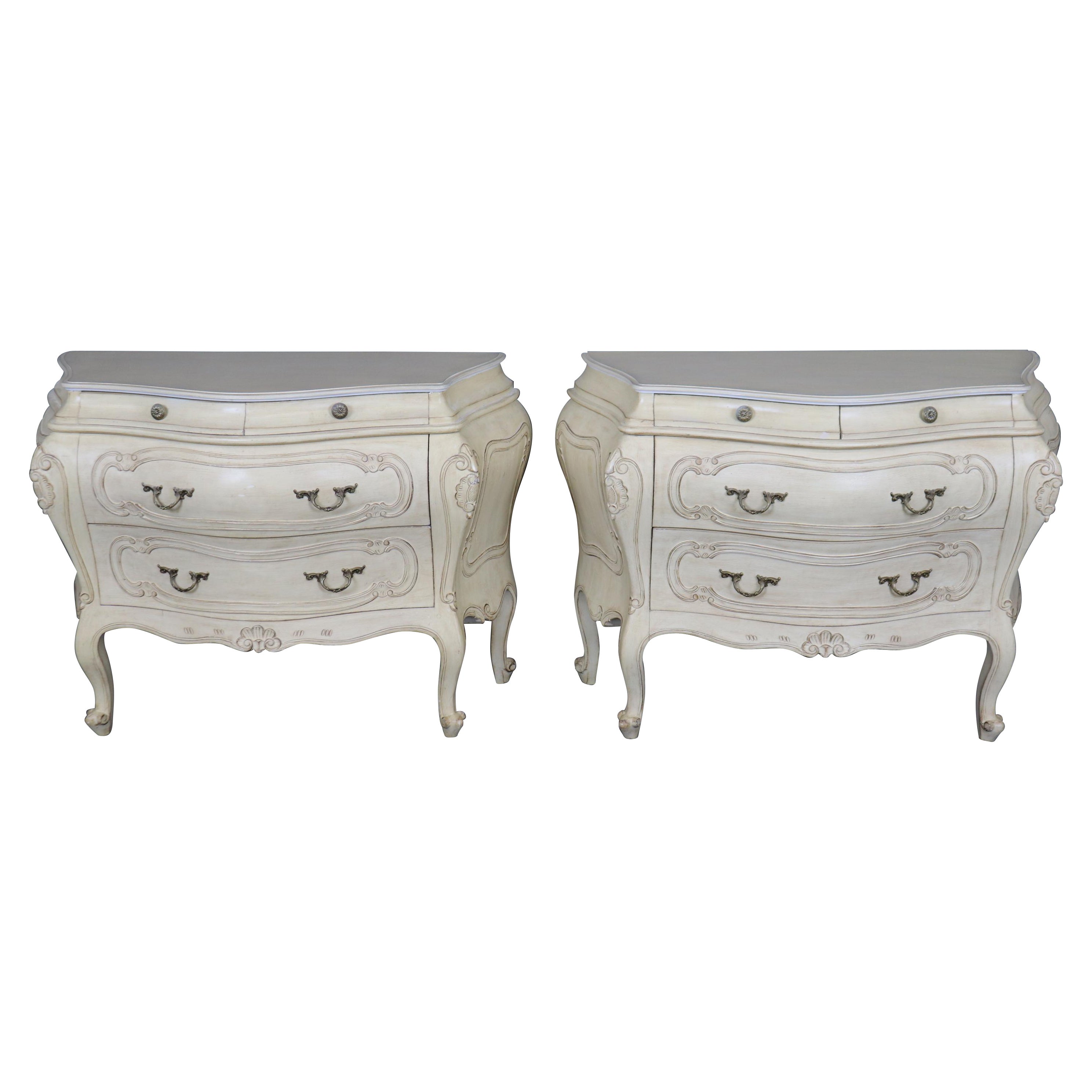 Coppia di fantastici commodes rococò francesi dipinti a bombe e bianco sporco, con segni di distorsione