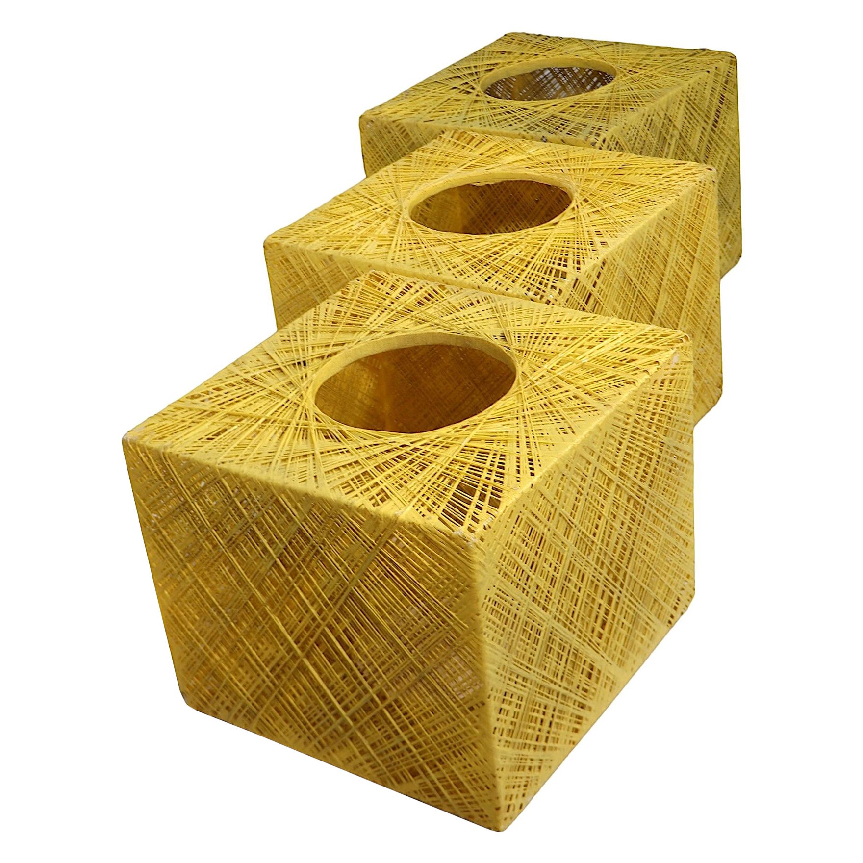 Tres mesas cúbicas de fibra de vidrio hilada de Russell Woodard de mediados de siglo, alrededor de 1970 en venta