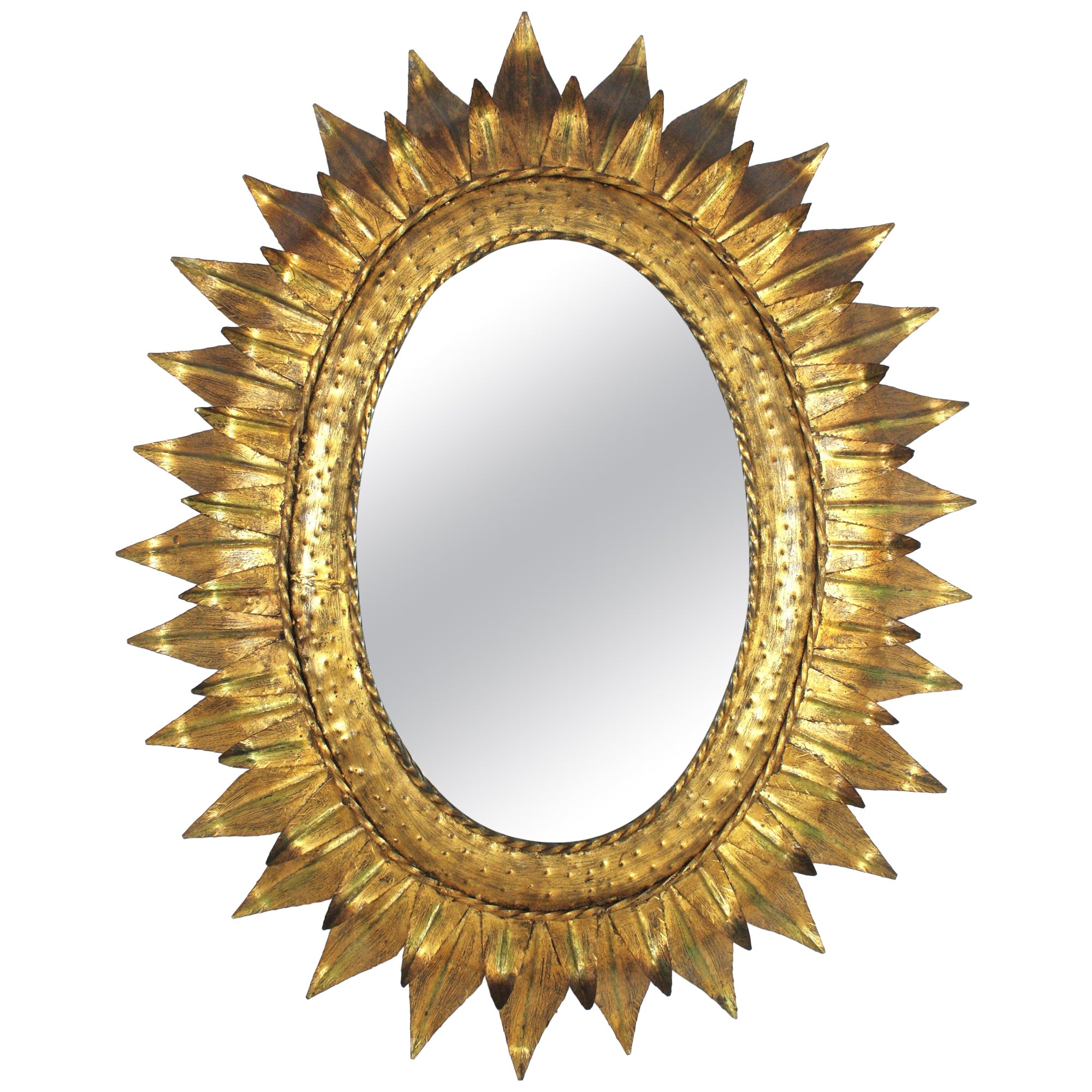 Gran espejo oval francés Sunburst de metal dorado con marco de doble hoja, años 50 en venta