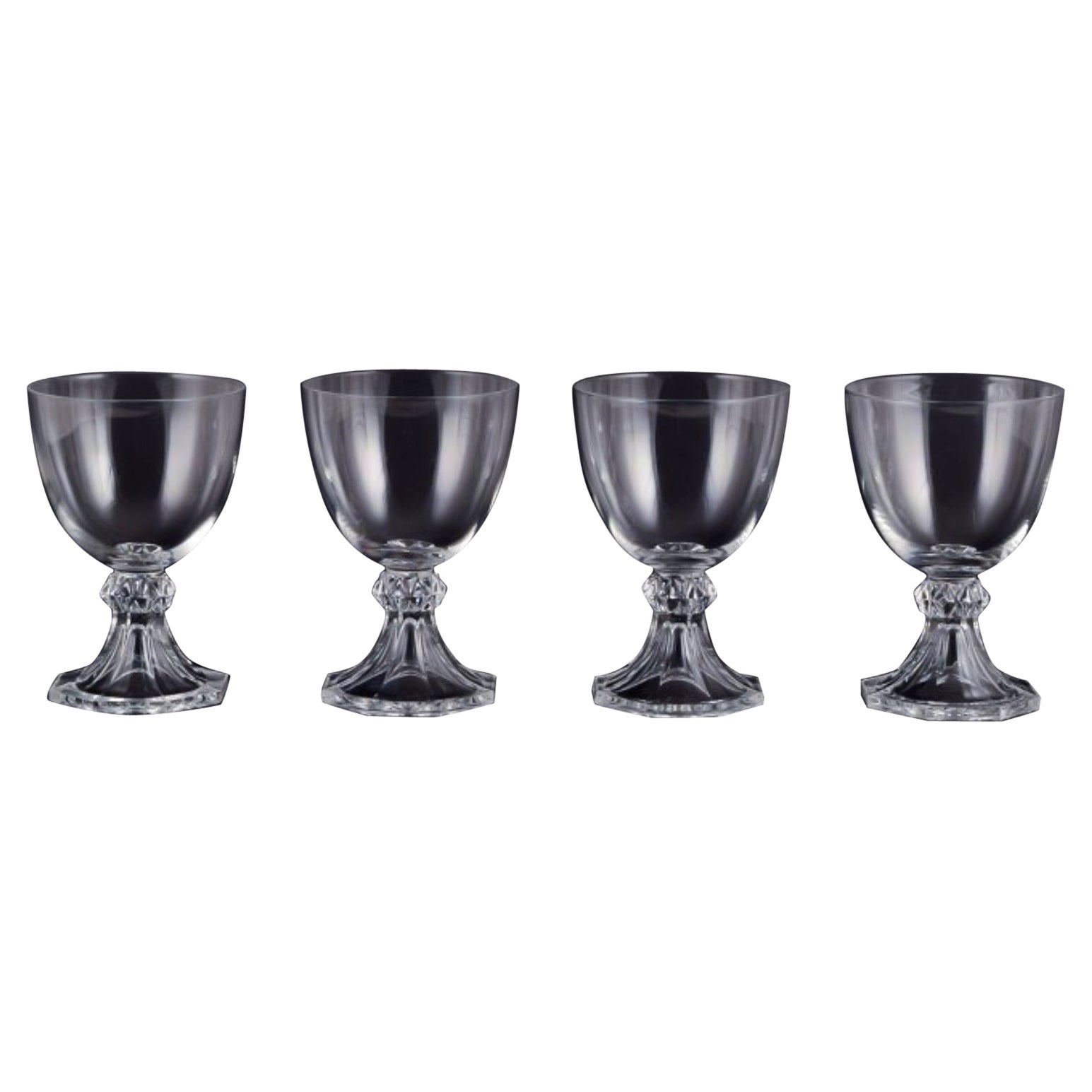 Val St. Lambert, Belgium. Set of four wine glasses in clear crystal glass.