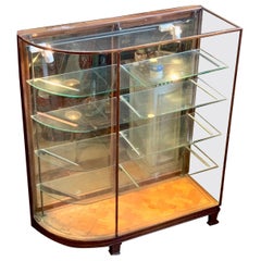 Vitrine à côtés arrondis en verre de la fin du 19e siècle provenant d'une boutique de mode de Boston haut de gamme
