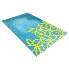Tapis Ligne Roset Peter Maly bleu et jaune à fleurs abstraites
