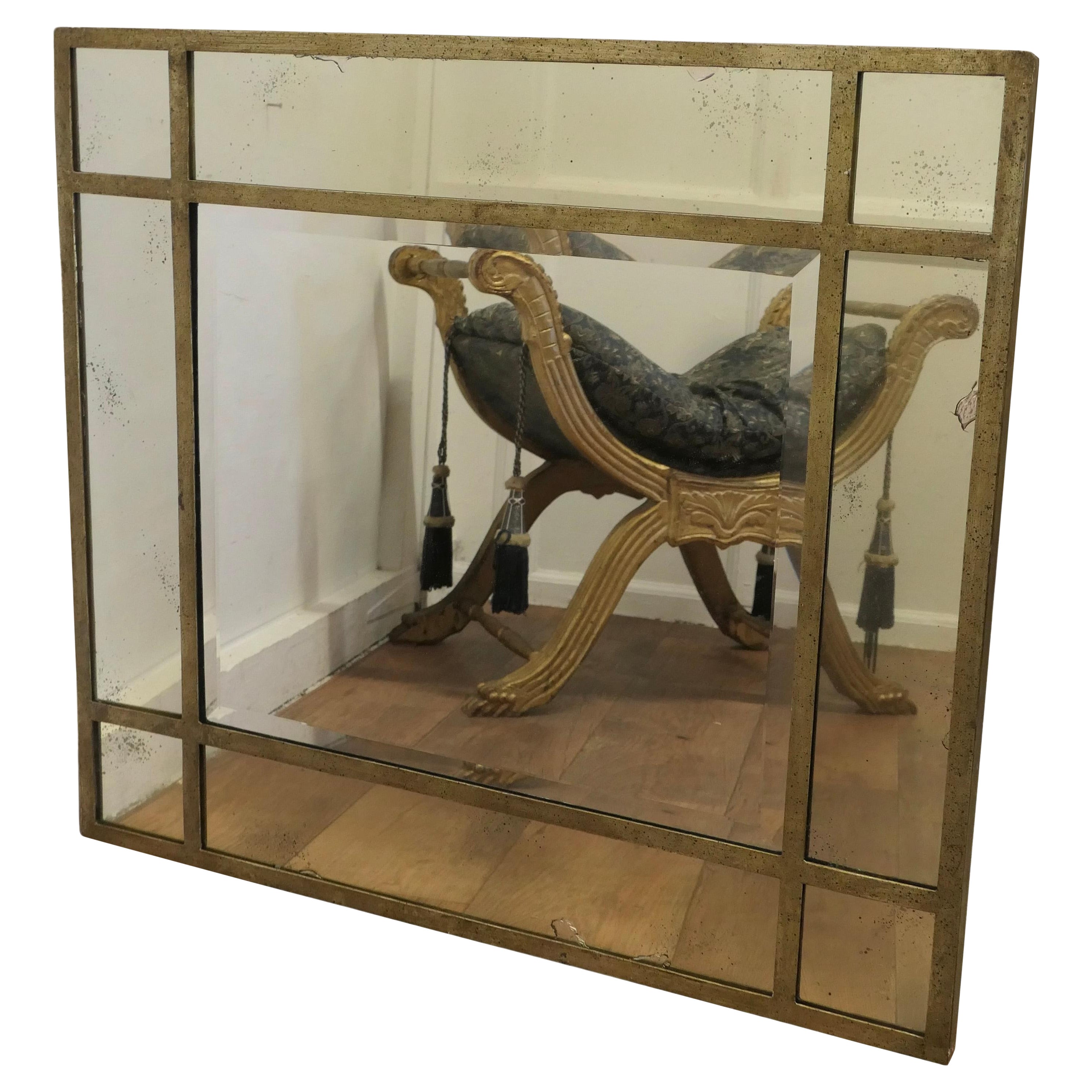 Grand miroir mural à Margin en métal doré  Le miroir a un cadre métallique simple