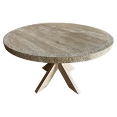 Tavolo rotondo in legno di teak intarsiato con conchiglia di Andrianna Shamaris