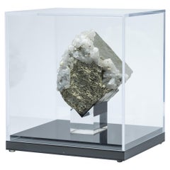 Pirite peruviana naturale con inclusioni di calcite montata su scatola acrilica personalizzata