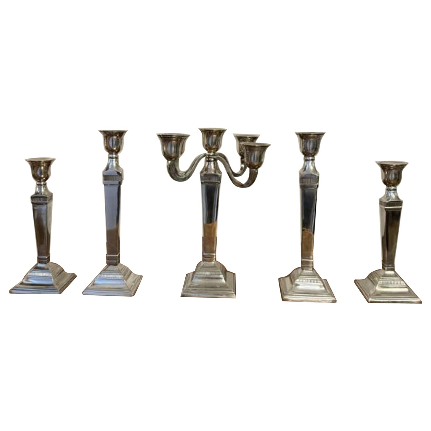 Impresionante juego eduardiano antiguo de cinco candelabros plateados