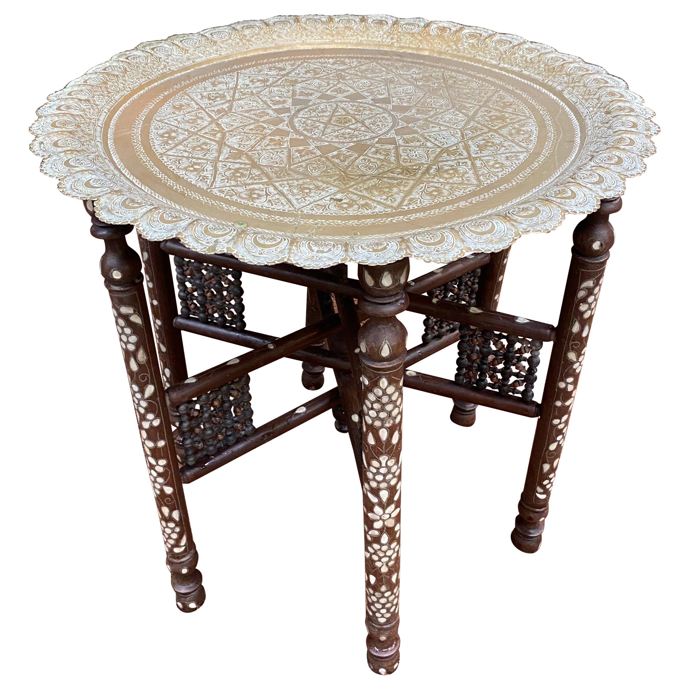 Grande table à piédestal pliante de style oriental en bois incrusté d'os, circa 1900
