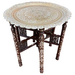 Gran mesa de pedestal abatible de estilo oriental en madera con incrustaciones de hueso circa 1900