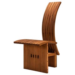 Silla arquitectónica de respaldo curvo en madera, Países Bajos Años 80
