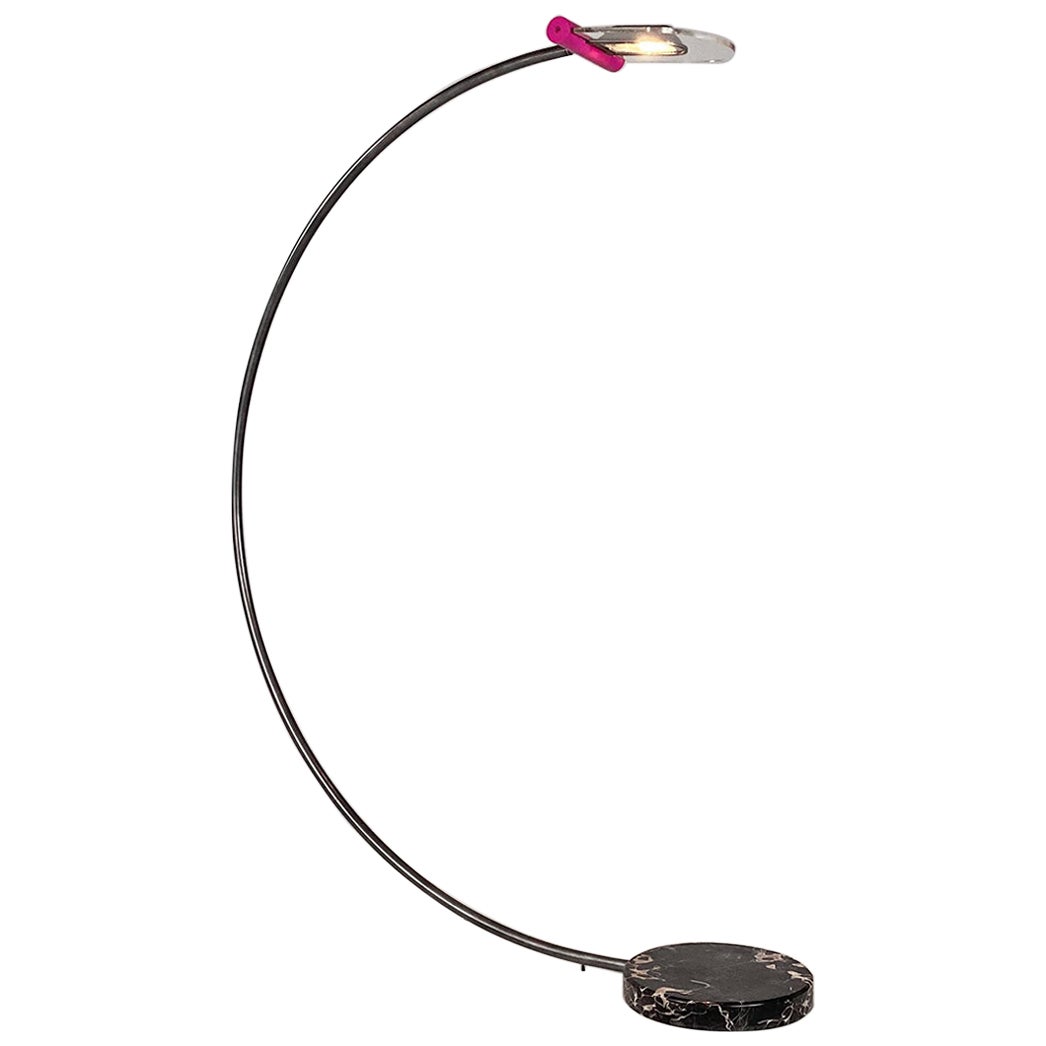 Lampada da terra italiana ad arco in metallo, plexiglass e marmo nero violetto, anni '80