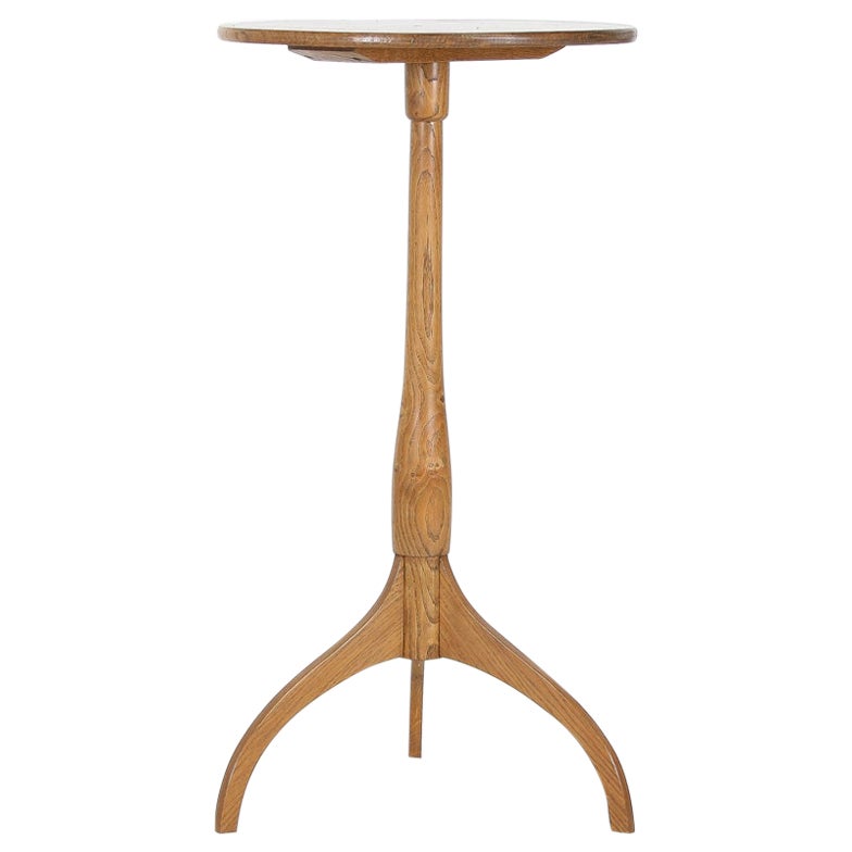 Elegante mesa auxiliar de pedestal de mediados de siglo en roble claro