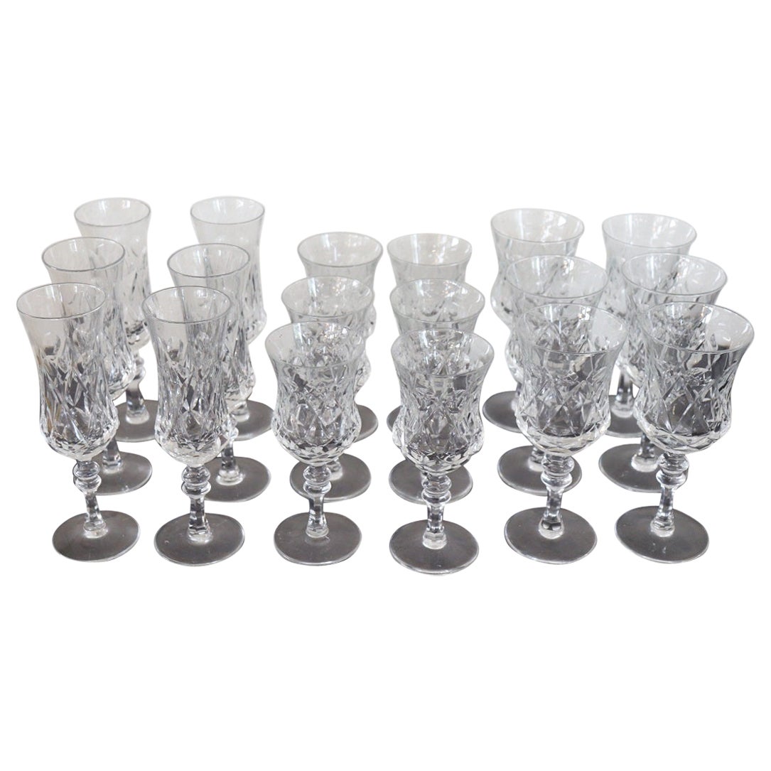 Set di 18 bicchieri di cristallo con decorazioni raffinate