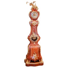 Fino reloj de pie francés Luis XV de bronce dorado del siglo XIX.
