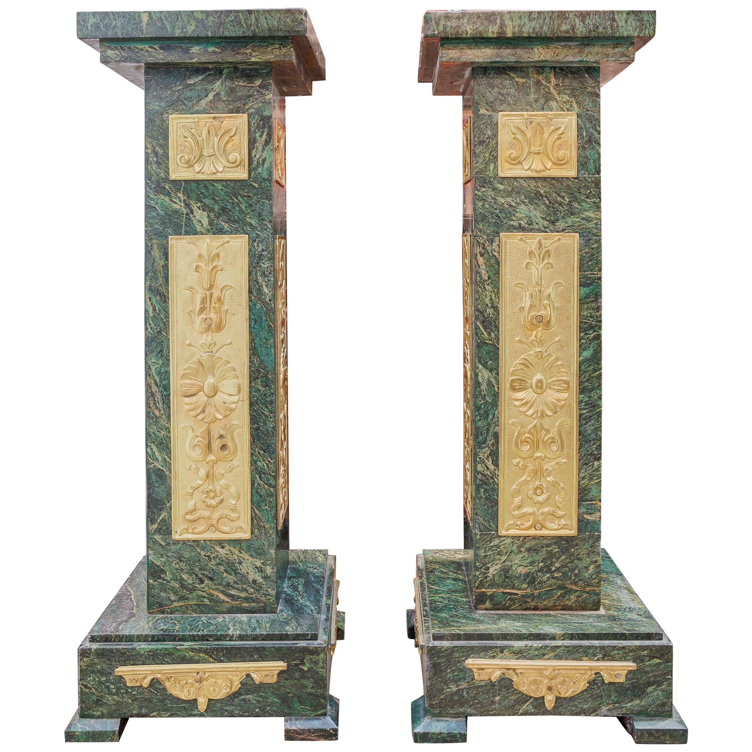 Ein feines Paar Sockel aus Verde-Marmor und vergoldeter Bronze, montiert