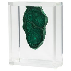 Malachitplatte in freier Form montiert in originalem Acrylsockel