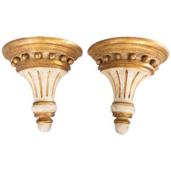 Paire de corbeaux muraux néoclassiques italiens en bois blanc vieilli et or doré