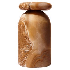 Tabouret Cult, table d'appoint sculpturale, marbre onyx mexicain conglomerate