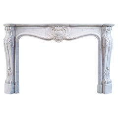 Cheminée ancienne rococo Louis XV en marbre de Carrare