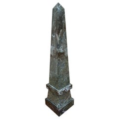 Obelisco neoclásico de mármol macizo negro, marrón y gris