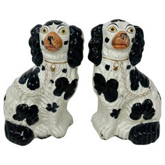 Pareja de Perros Antiguos de Cerámica Inglesa de Staffordshire en Blanco y Negro, Circa 1890's.