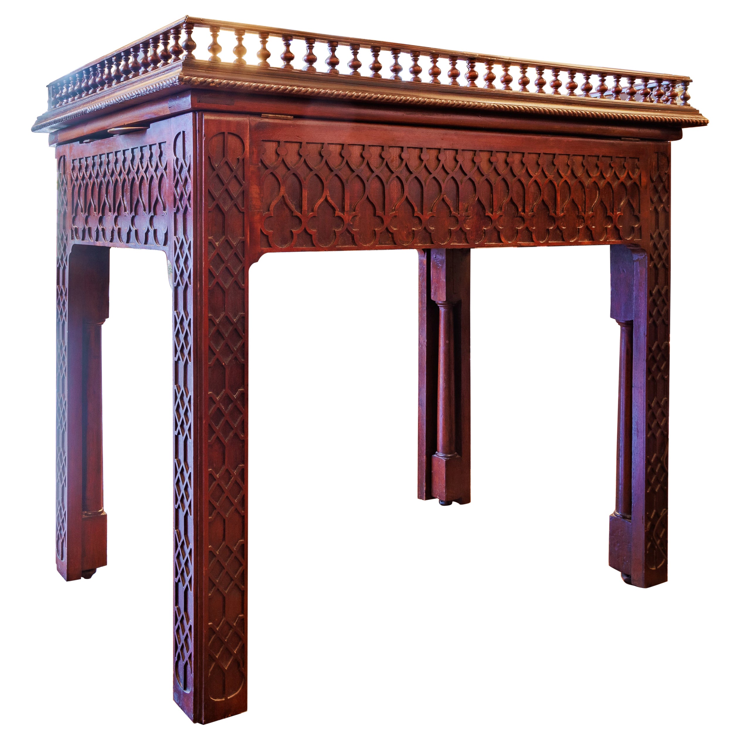 Un beau et rare bureau d'architectes Chippendale chinois du 19ème siècle en acajou anglais en vente