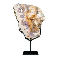 Geode di ametista rosa su supporto, lastra di geode con rosa naturale e ametista viola