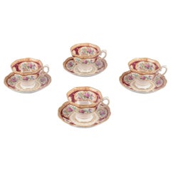 Royal Albert, Inglaterra. Juego de cuatro tazas de café "Lady Hamilton" con platillos.