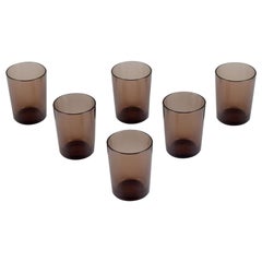 Vereco, Francia.  Juego de seis vasos pequeños de vidrio artístico ahumado. 1970s.