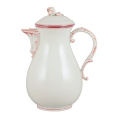 Meissen, Alemania. Cafetera de porcelana con ribete rojo coral.