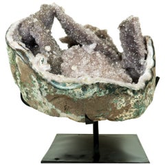 Gran espécimen de amatista, una escultura natural con grandes estalactitas poco comunes