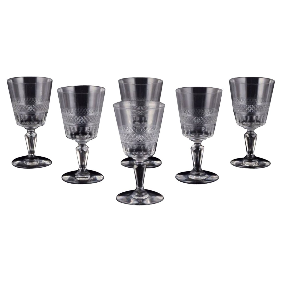Set von sechs mundgeblasenenen französischen weißen Weingläsern aus Kristallglas.