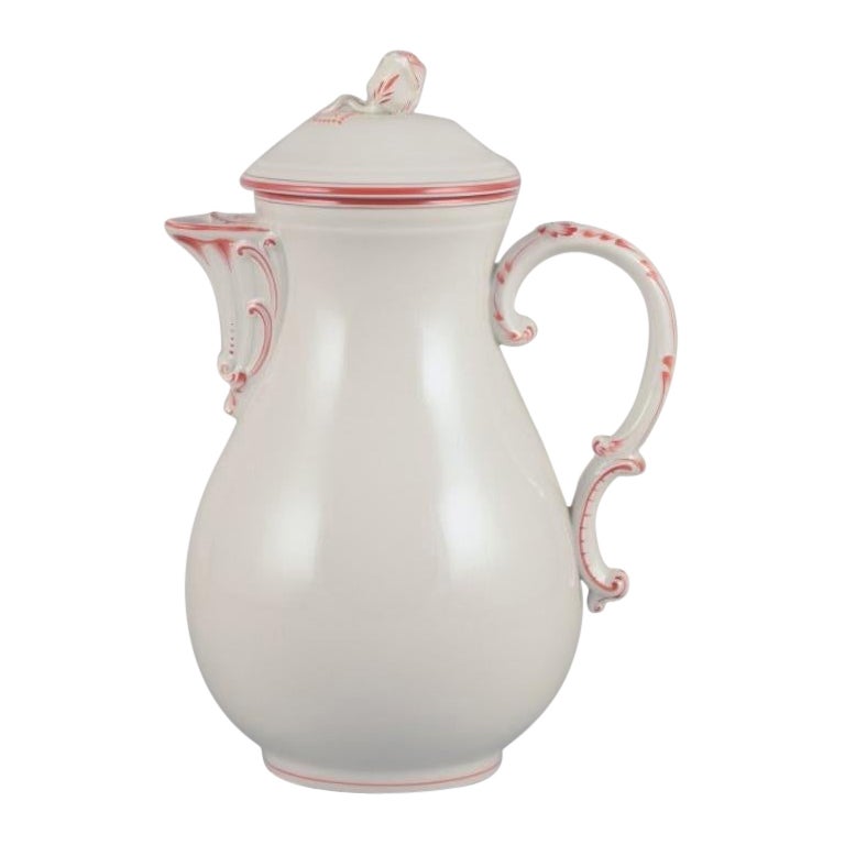 Meissen, Alemania. Cafetera grande decorada con ribetes rojo coral. en venta