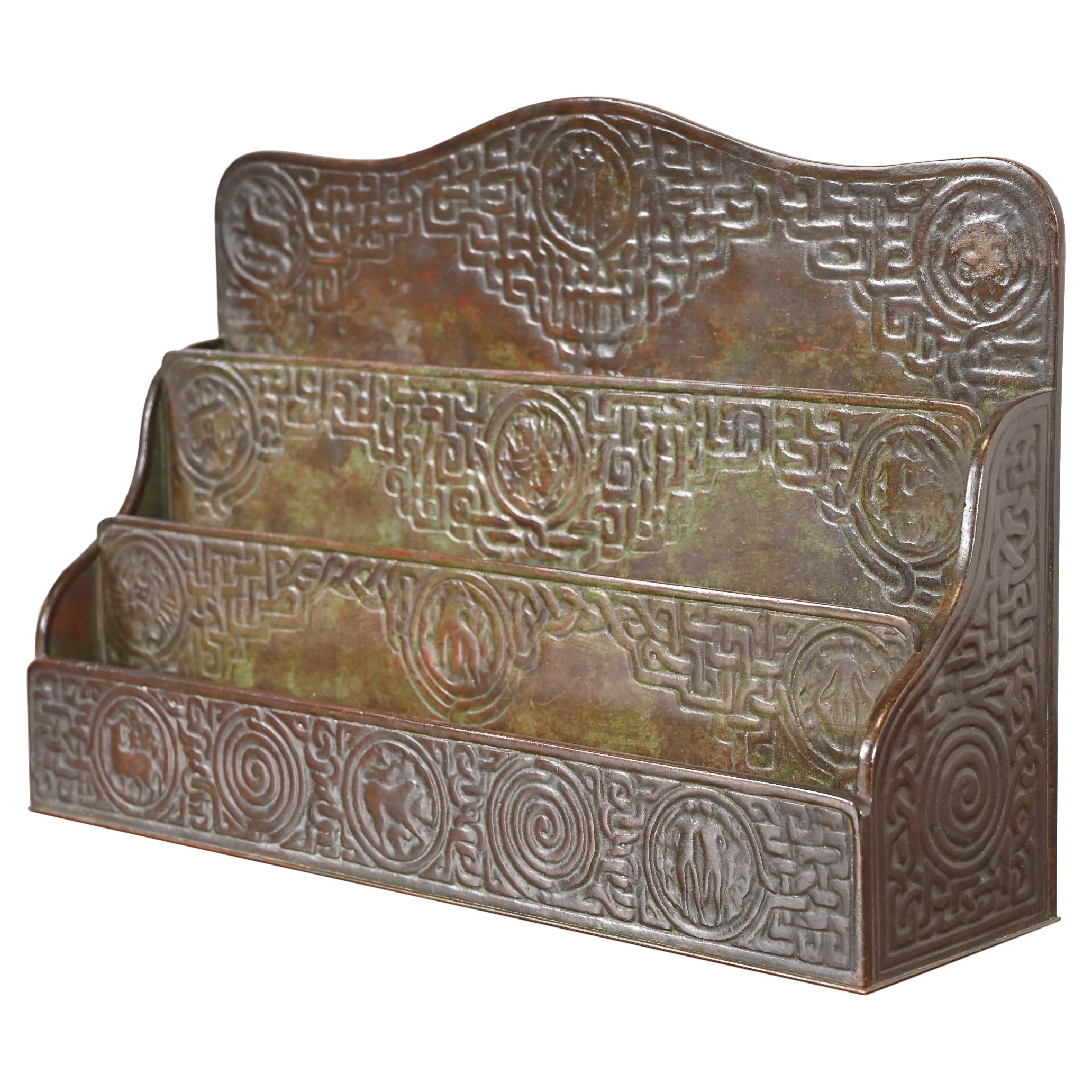 Porte-lettres en bronze patiné Zodiac de Tiffany Studios New York, Circa 1910 en vente