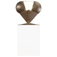 Edward Higgins Scultura di gufo in acciaio ed epossidico su piedistallo, firmata e datata 1960