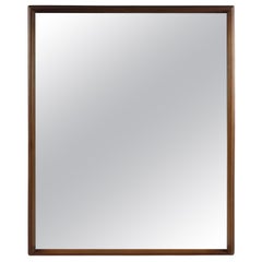 Miroir mural moderne du milieu du siècle avec cadre en noyer biseauté