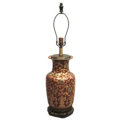 Europäische Chinoiserie-Tischlampe in Rot und Gold