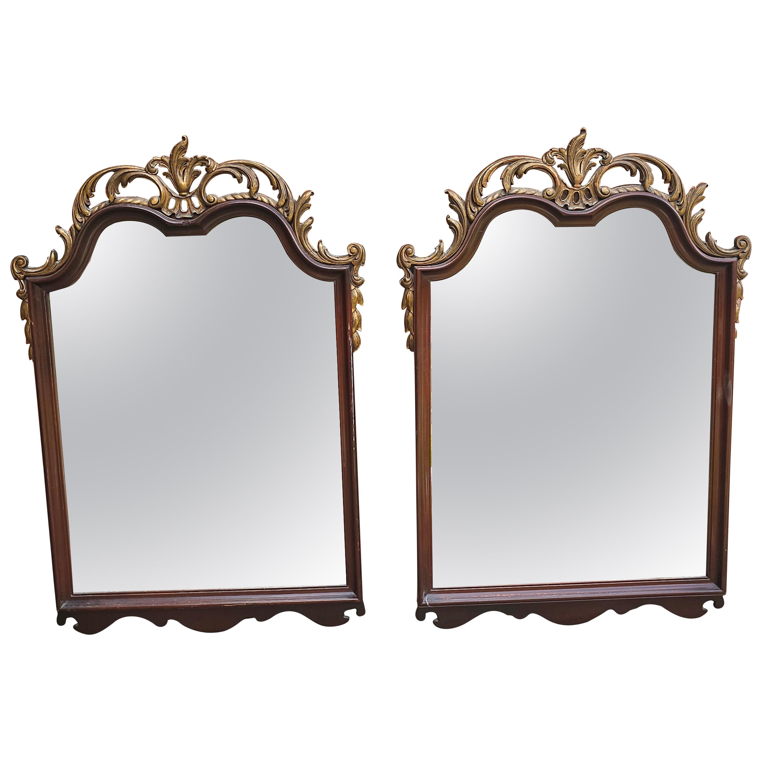 Paire de  Miroirs de style provincial du milieu du siècle à cadre orné en acajou sculpté