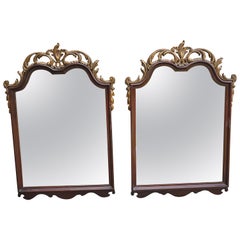 Paire de  Miroirs de style provincial du milieu du siècle à cadre orné en acajou sculpté