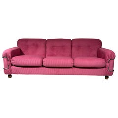 Sofá de pana rosa de Piazzesi