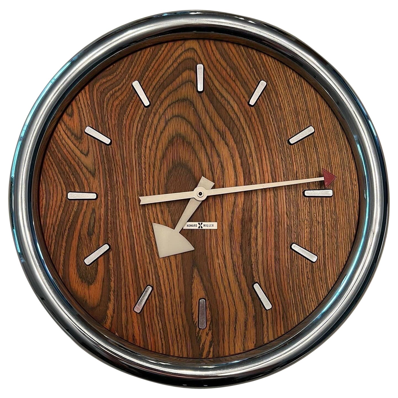 Horloge murale Howard Miller des années 1970 en bois zébré et chrome conçue par Arthur Umanoff en vente
