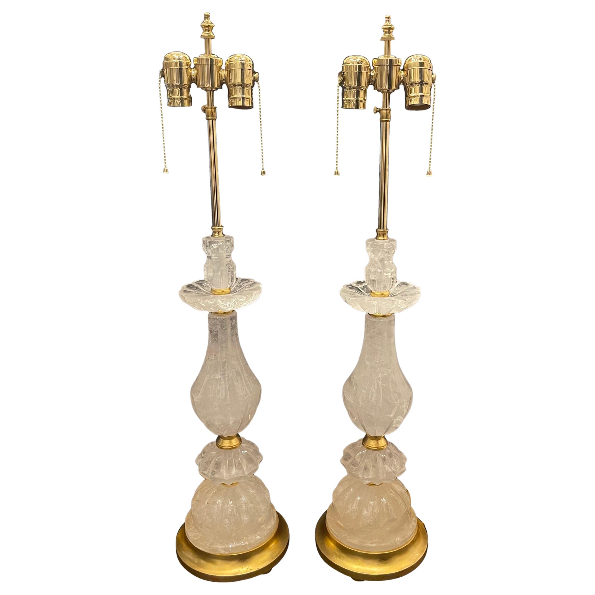 Wunderschönes Paar französische Balaster-Lampen in Urnenform aus geschnitztem Bergkristall und Blattgold im Angebot