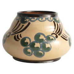 Jarrón con motivos florales Art Noveau de Agda Österberg, St. Erik Lervarufabriker, década de 1910