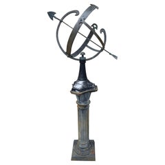 Reloj de sol armilar de jardín de hierro clásico inglés vintage sobre pedestal