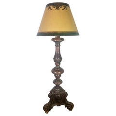 Lampada a stelo intagliata barocca italiana del XVIII secolo con paralume in pergamena