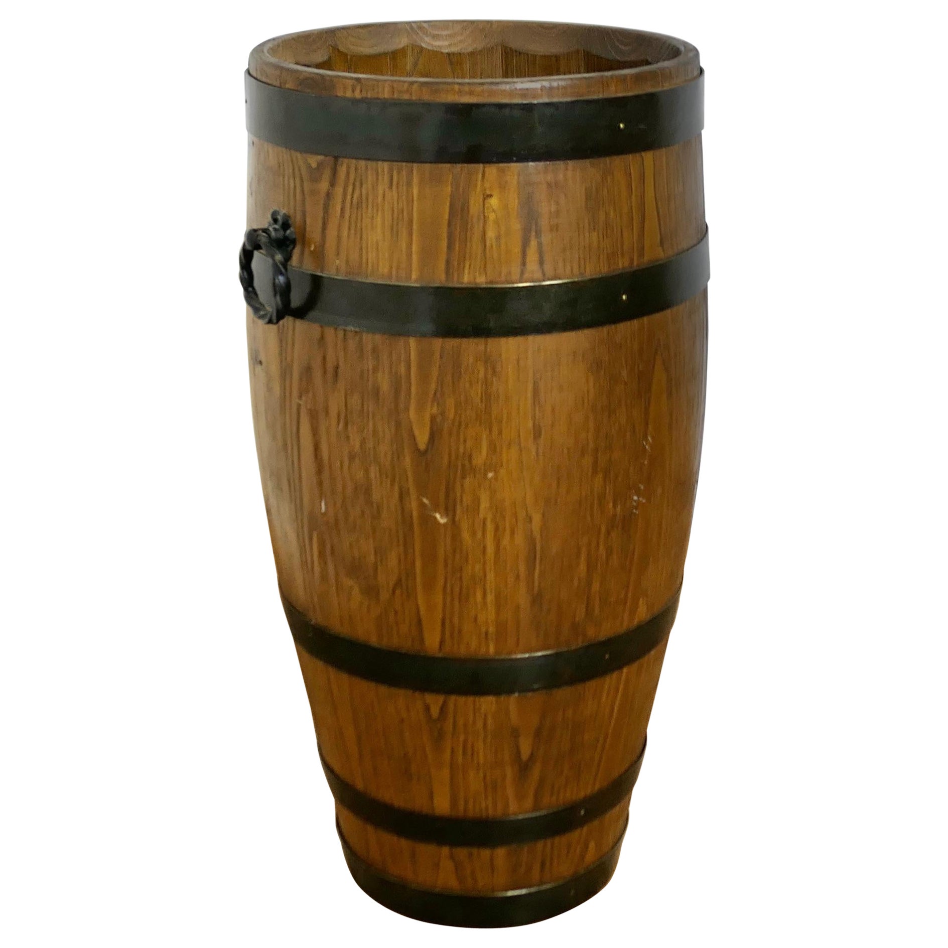 Un Gran Soporte de Palo de Barril de Hierro de Roble Dorado  Este  buena pieza