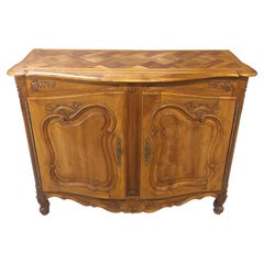 Aparador provenzal de madera de roble con dos puertas disponible