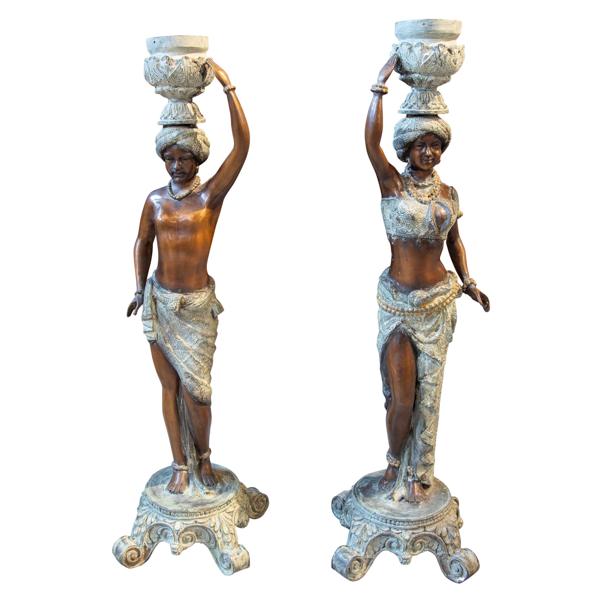 Coppia di sculture di donna e uomo degli anni '80 in stile arabo